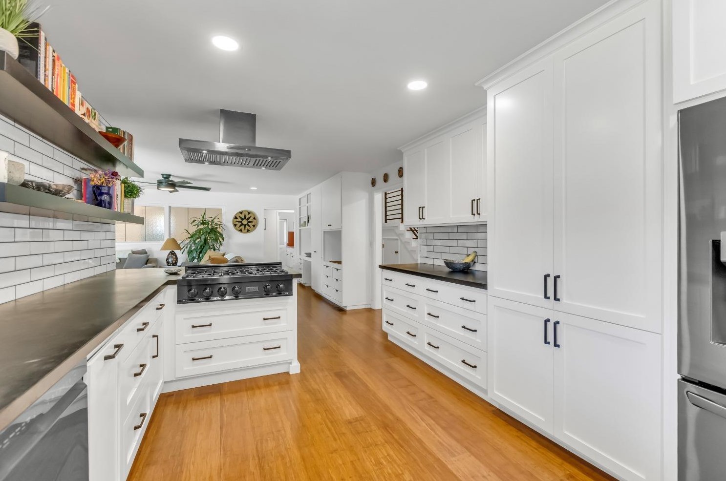 1224 41st Ave, Sacramento CA  95822-2943 exterior