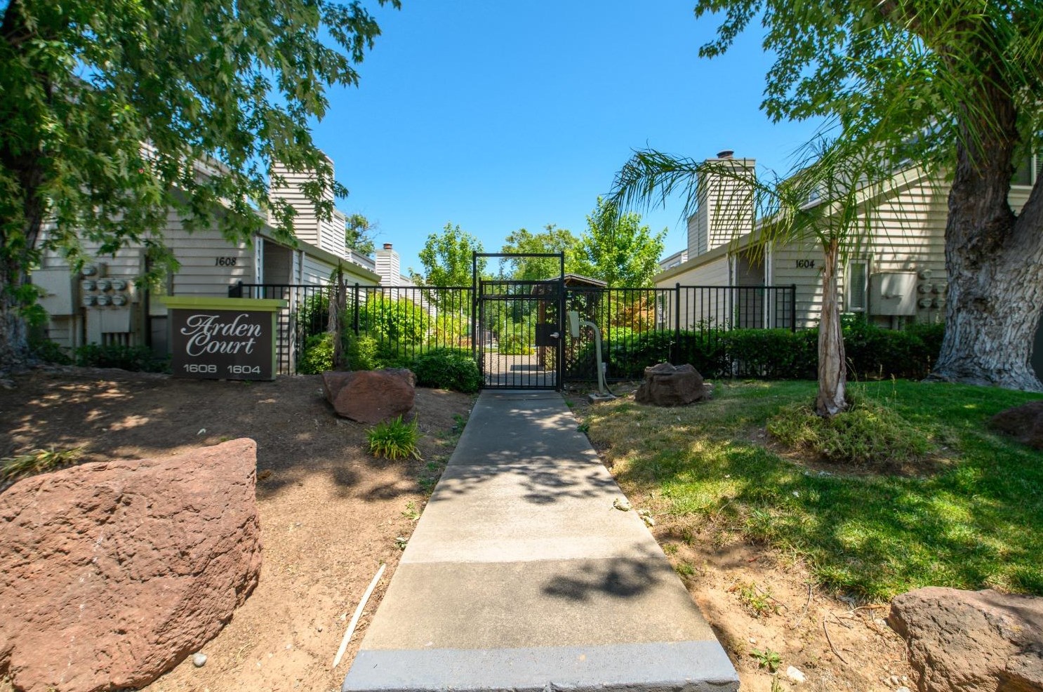 1604 Hood Rd, Sacramento CA  95825-8406 exterior