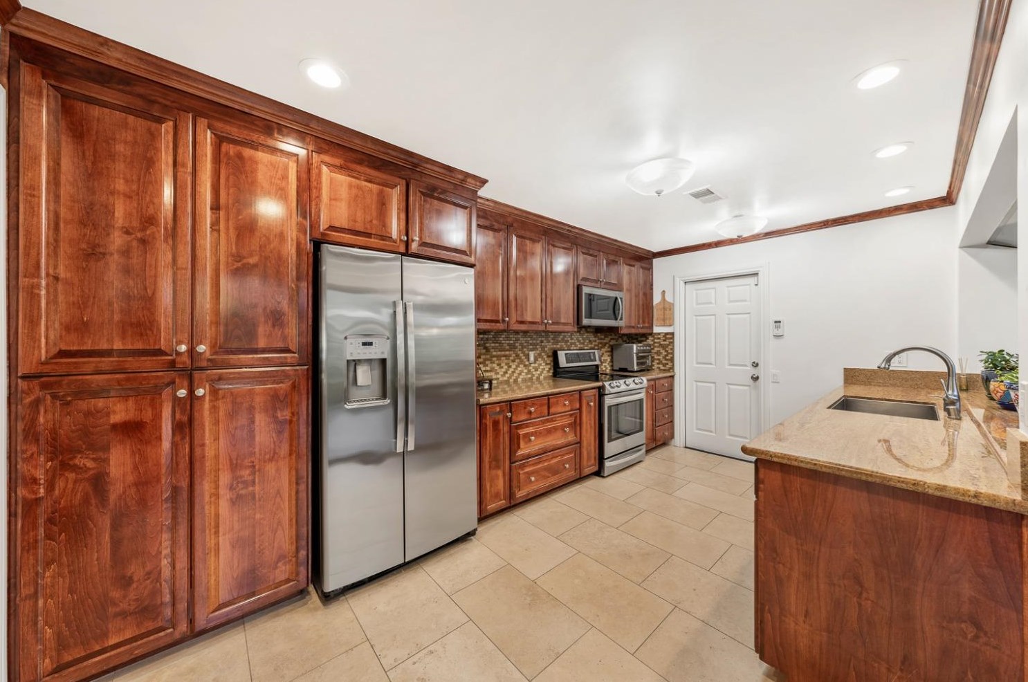 1581 University Ave, Sacramento CA  95825-6863 exterior