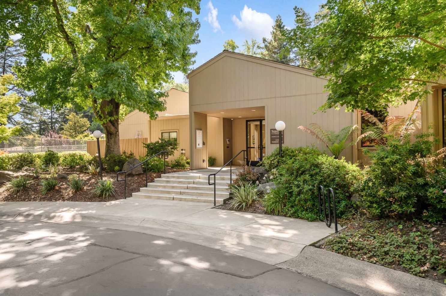 1581 University Ave, Sacramento CA  95825-6863 exterior