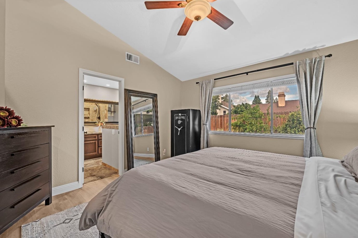 1612 Revere Dr, Roseville CA 95747-7421 exterior