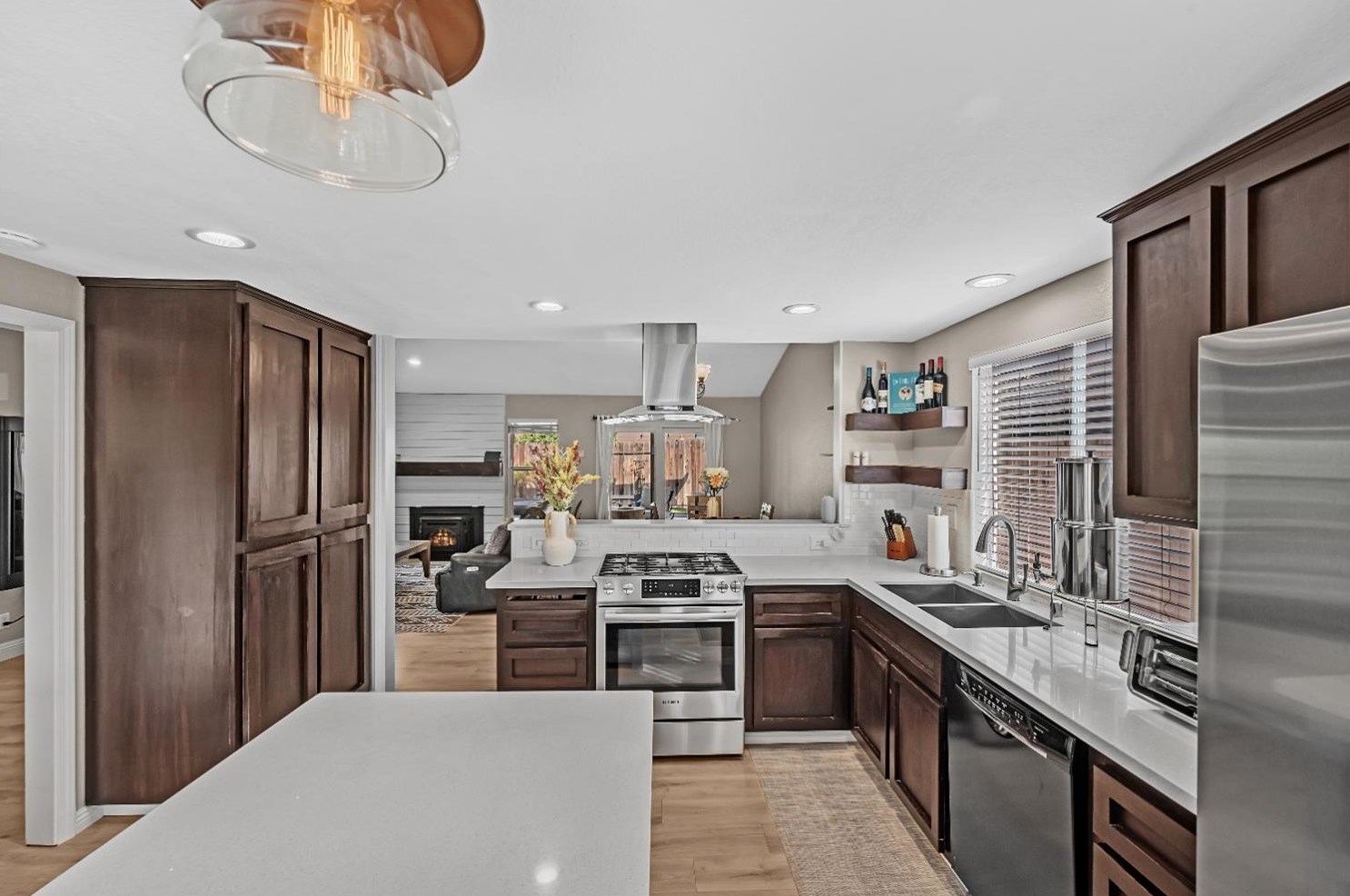 1612 Revere Dr, Roseville CA 95747-7421 exterior