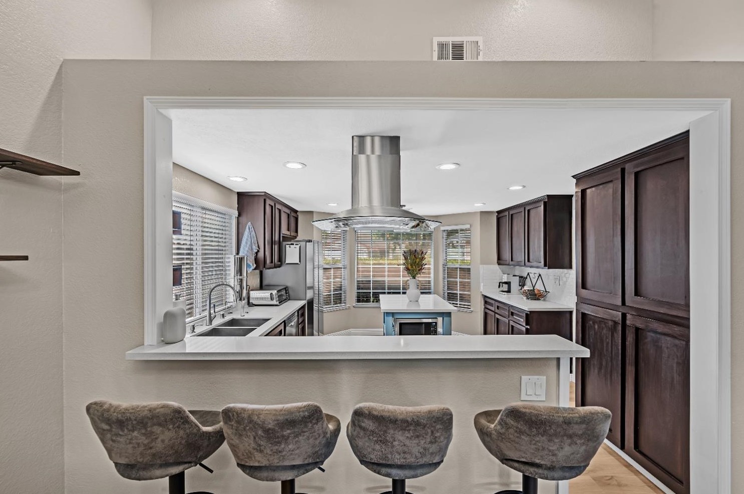 1612 Revere Dr, Roseville CA 95747-7421 exterior