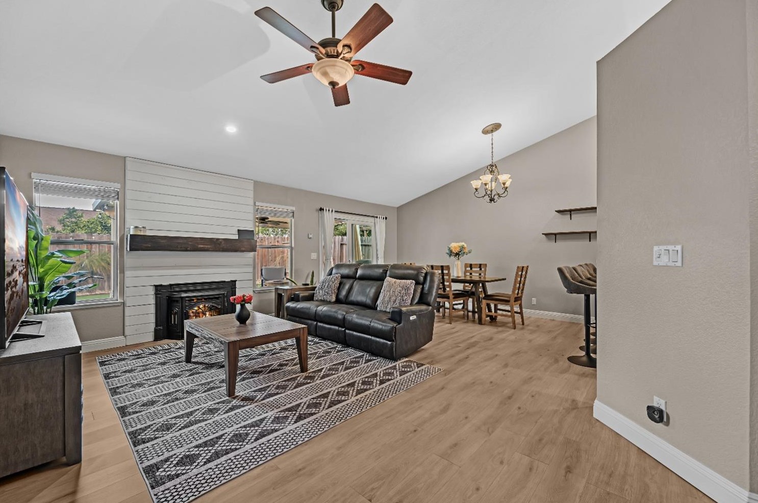 1612 Revere Dr, Roseville CA 95747-7421 exterior