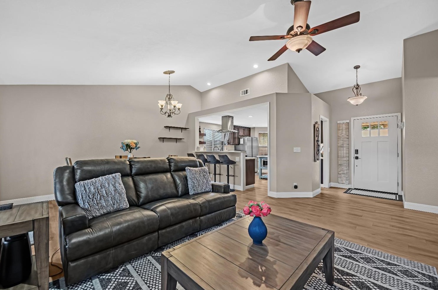 1612 Revere Dr, Roseville CA 95747-7421 exterior