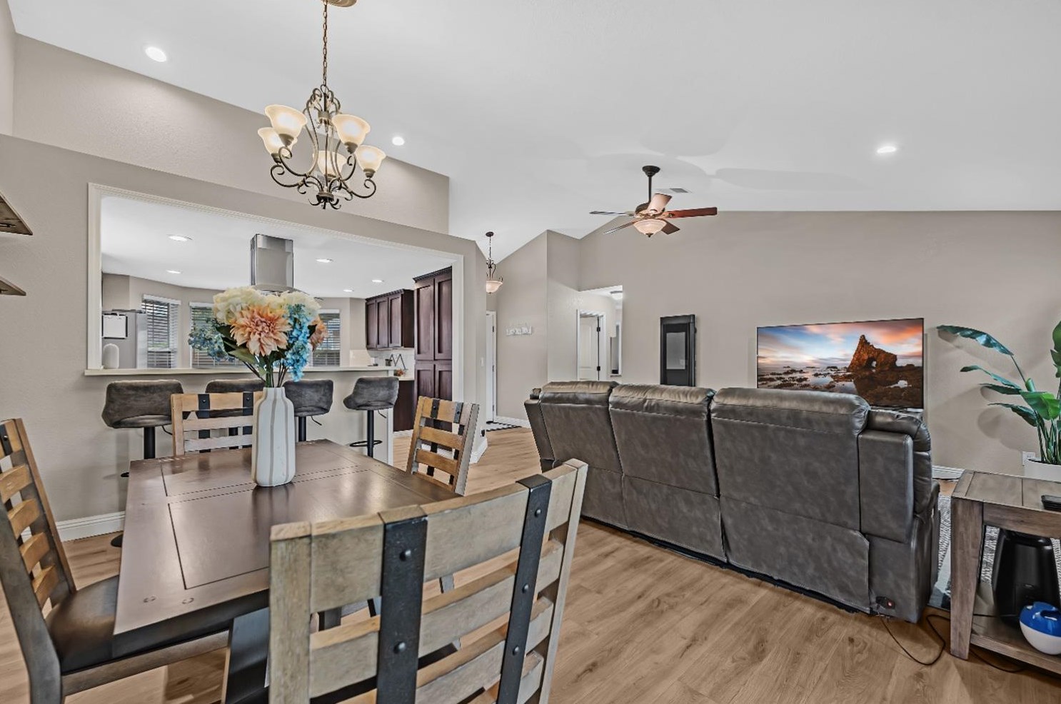 1612 Revere Dr, Roseville CA 95747-7421 exterior