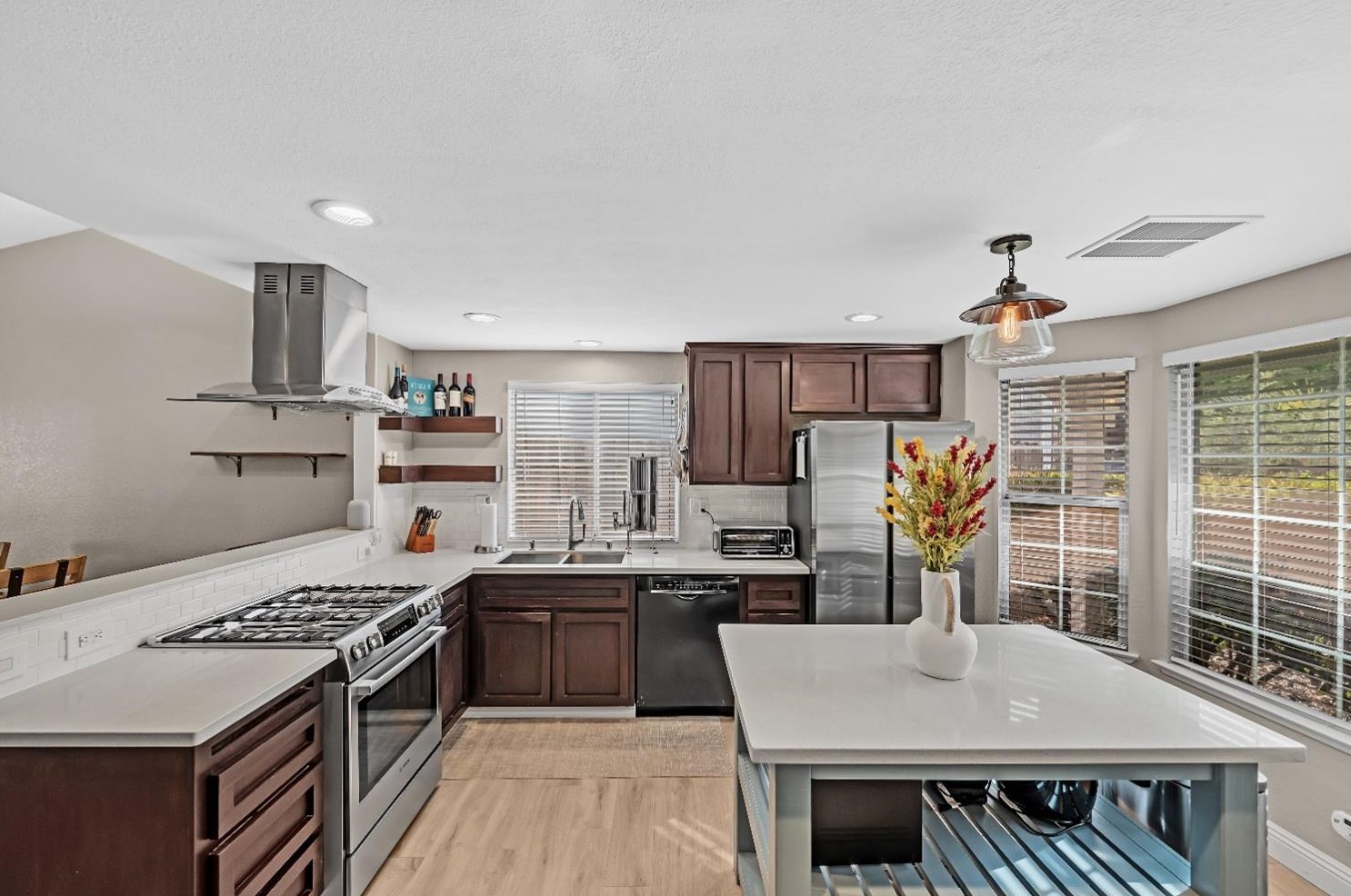 1612 Revere Dr, Roseville CA 95747-7421 exterior