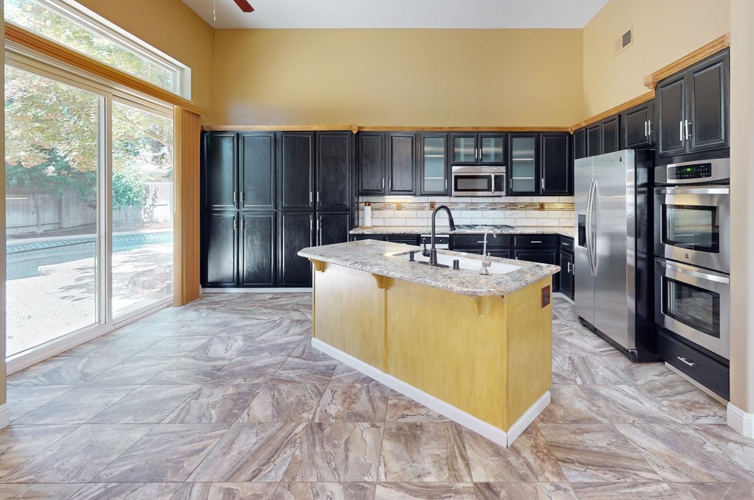 595 Millfront Ave, Yuba City CA 95991-8301 exterior