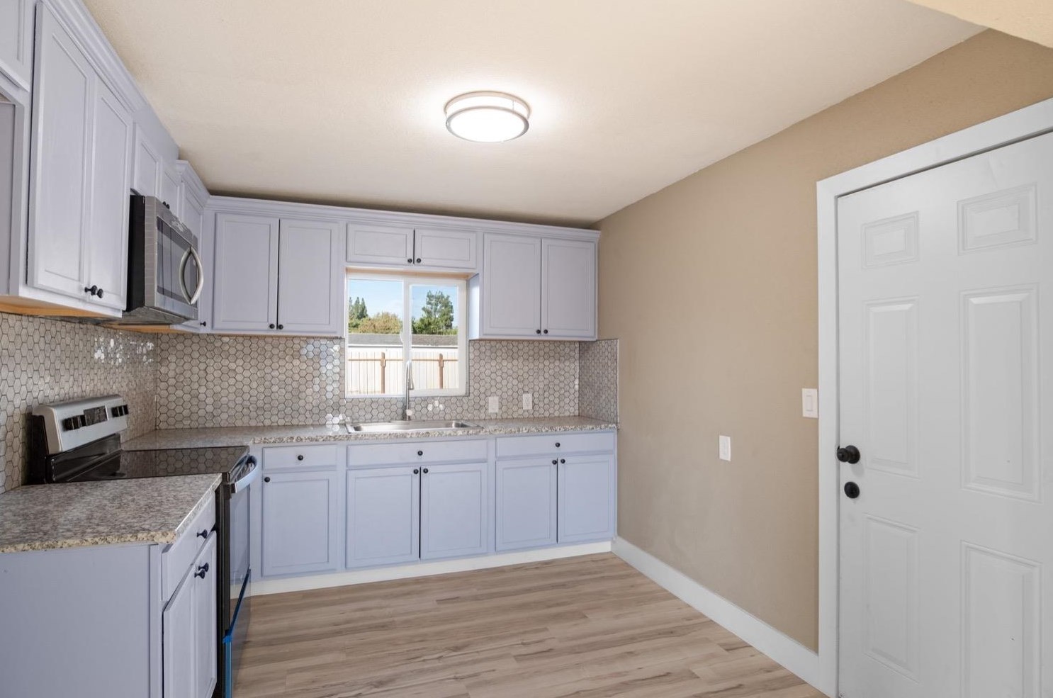 821 Minaret Ave, Turlock CA 95380-5519 exterior