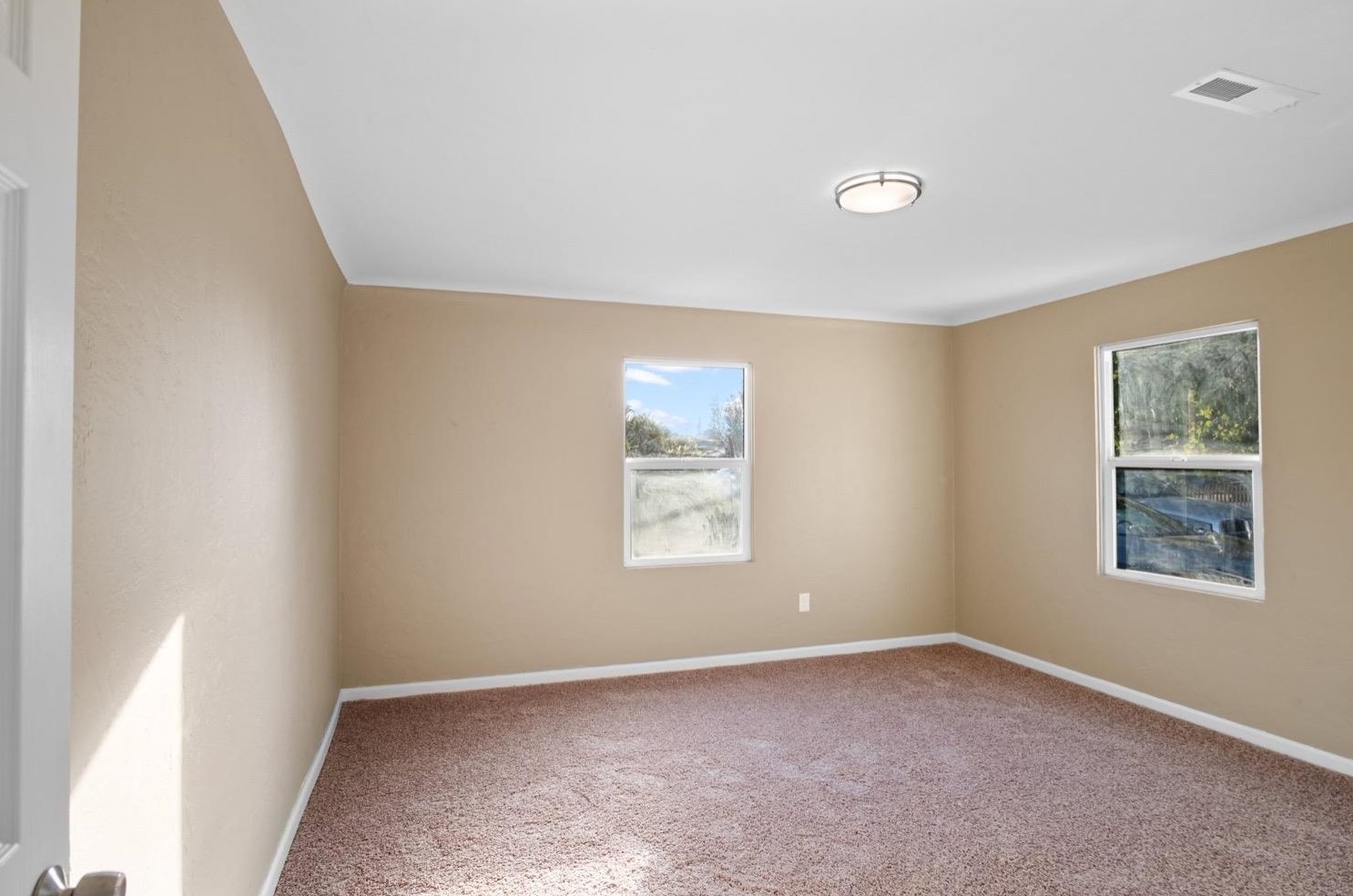 821 Minaret Ave, Turlock CA 95380-5519 exterior