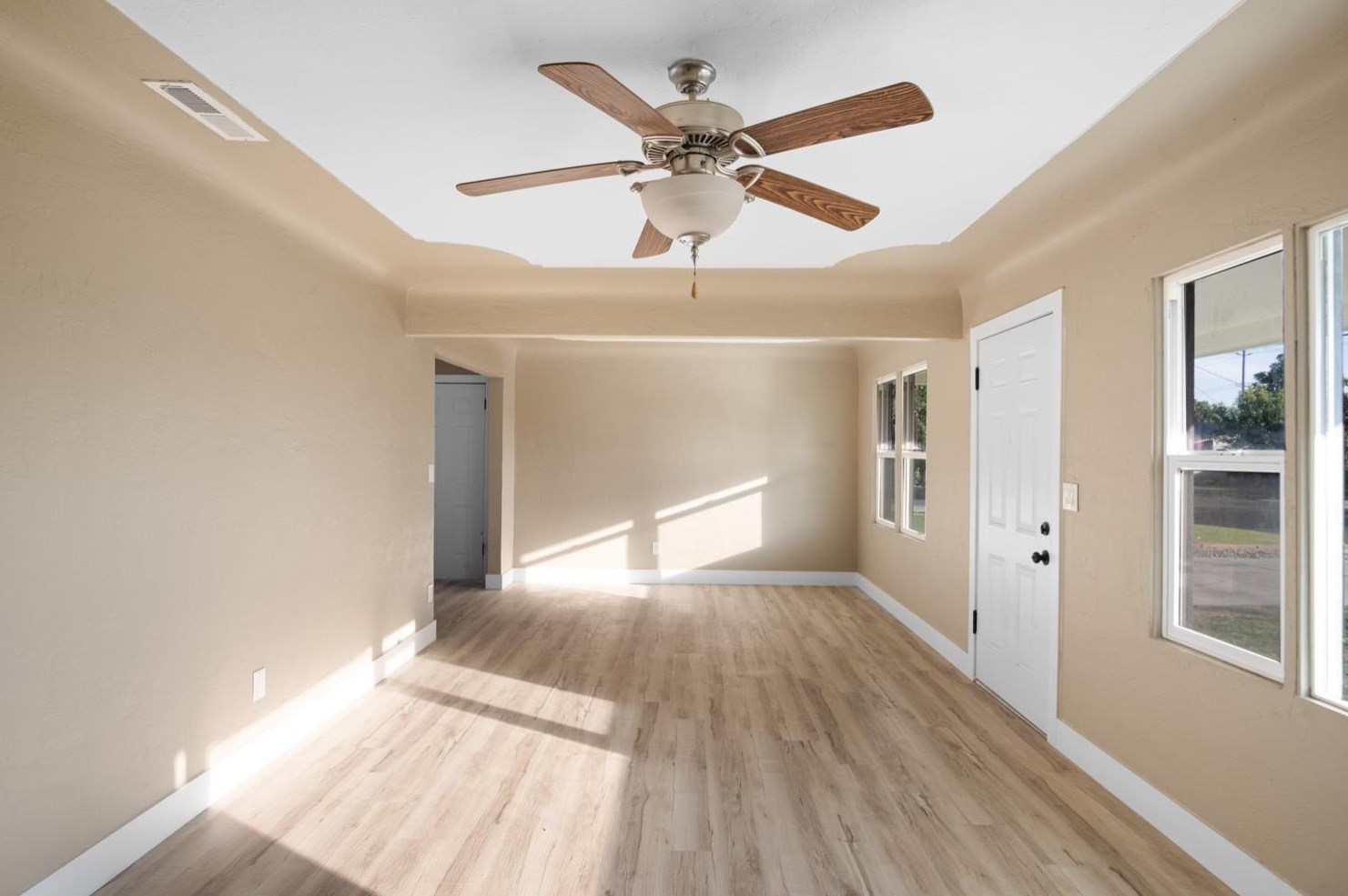 821 Minaret Ave, Turlock CA 95380-5519 exterior