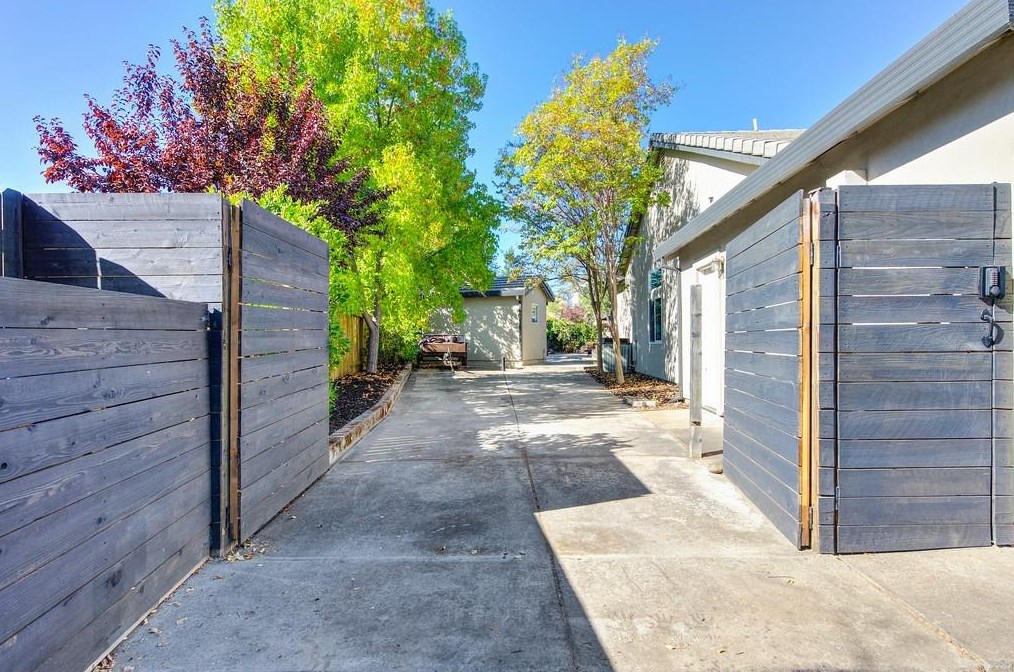 220 Singer Ln, Folsom CA  95630-5277 exterior