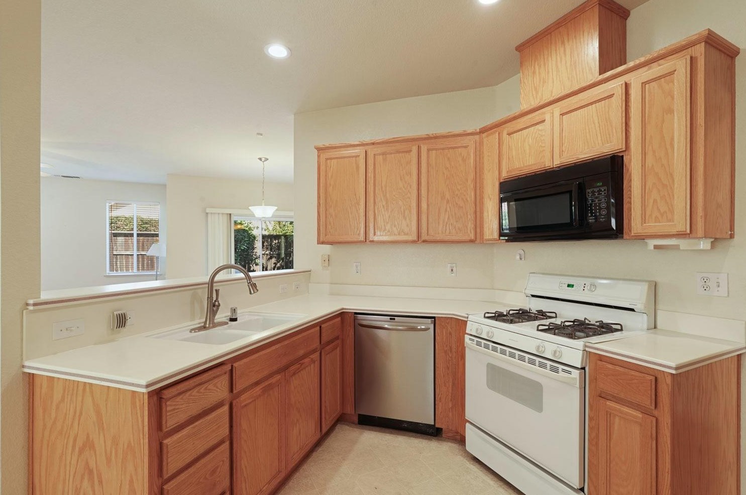 221 Aruba Cir, Sacramento CA  95823-5985 exterior