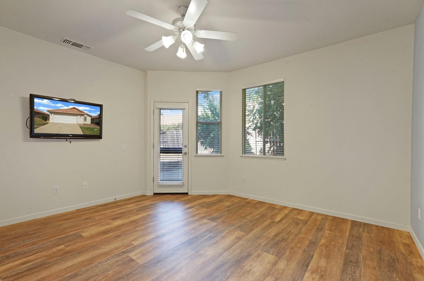 221 Aruba Cir, Sacramento CA  95823-5985 exterior