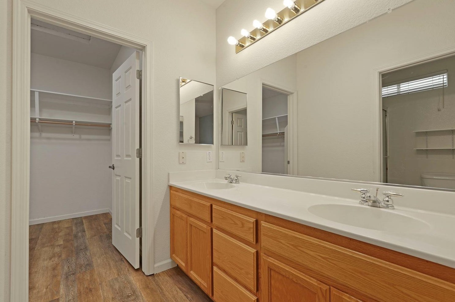 221 Aruba Cir, Sacramento CA  95823-5985 exterior