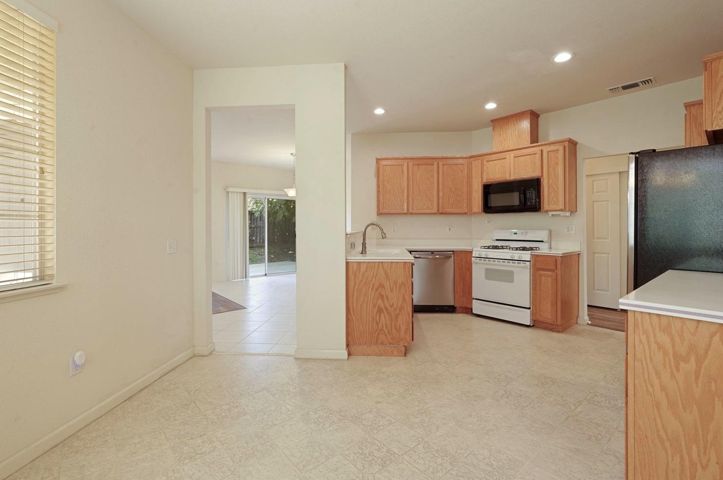 221 Aruba Cir, Sacramento CA  95823-5985 exterior