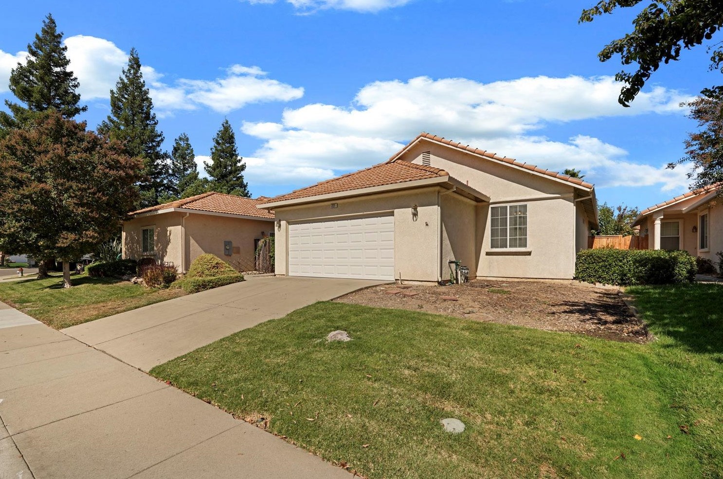 221 Aruba Cir, Sacramento CA  95823-5985 exterior