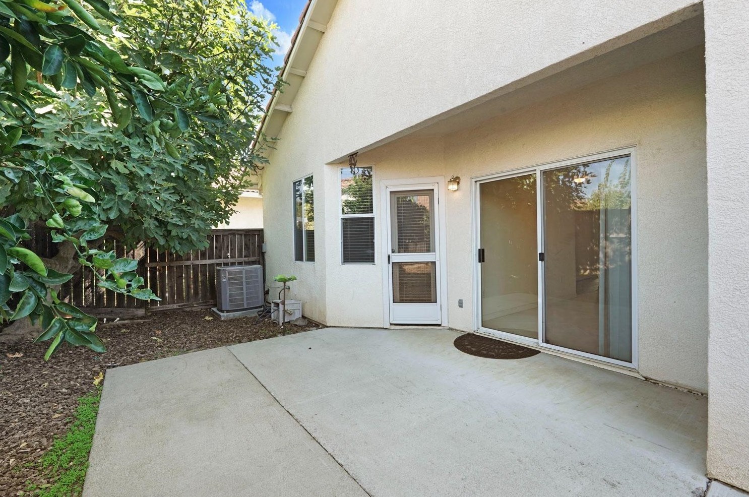 221 Aruba Cir, Sacramento CA  95823-5985 exterior