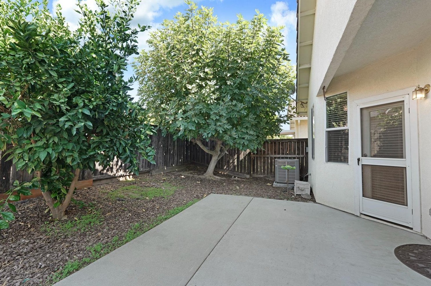 221 Aruba Cir, Sacramento CA  95823-5985 exterior