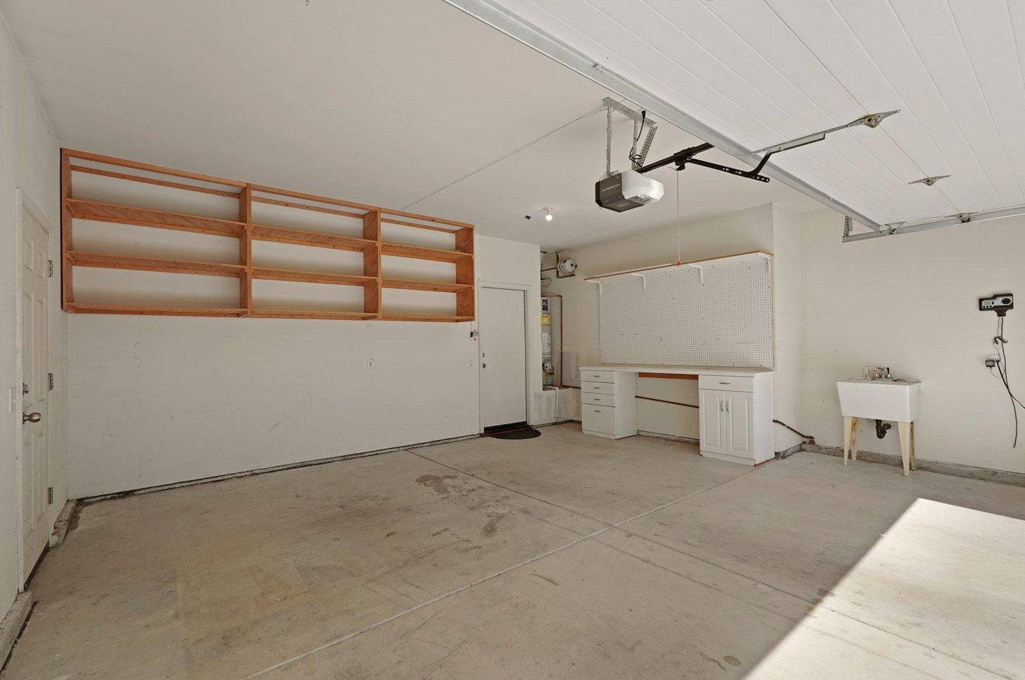 221 Aruba Cir, Sacramento CA  95823-5985 exterior