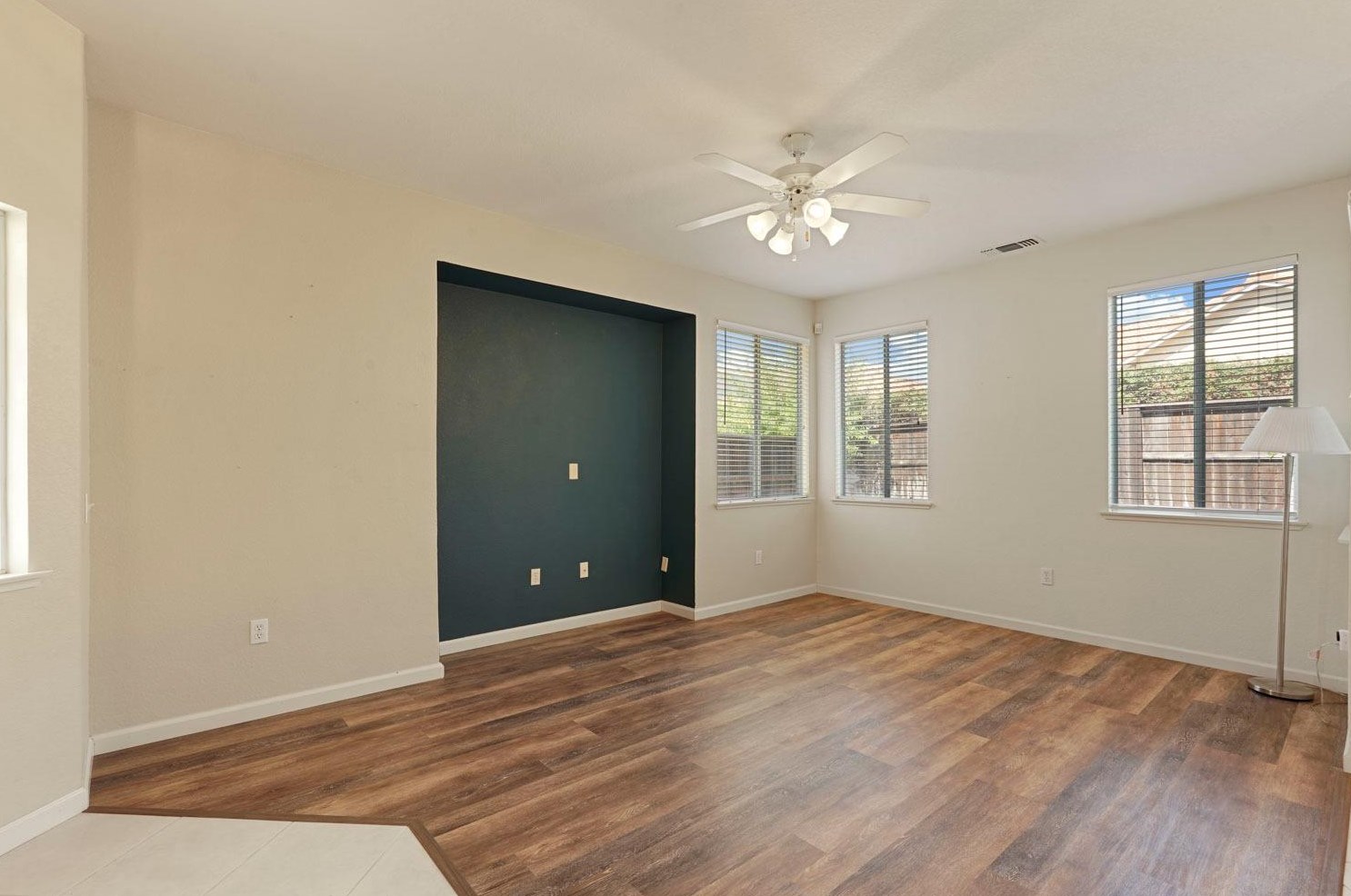 221 Aruba Cir, Sacramento CA  95823-5985 exterior