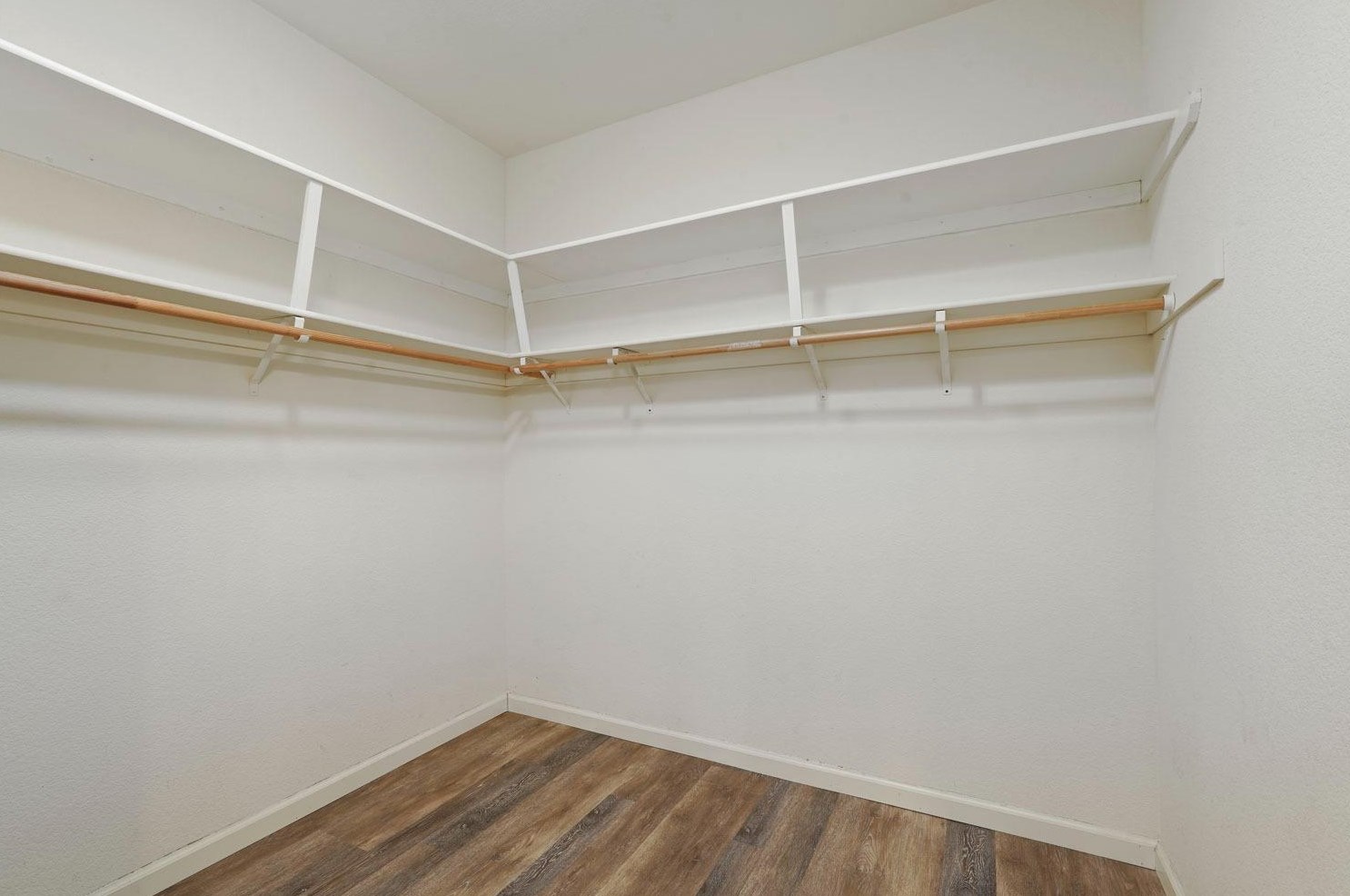 221 Aruba Cir, Sacramento CA  95823-5985 exterior