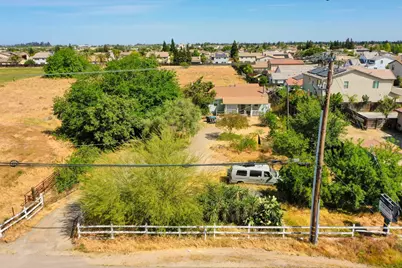 1957 W Woodward Avenue, Manteca, CA 95337 - Photo 9