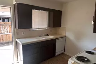 2532 W Chestnut Ct, Visalia, CA 93277 - Photo 3