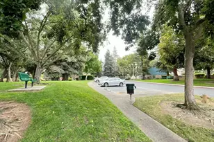 4016 Knoll Top Ct, Carmichael, CA 95608 - Photo 27