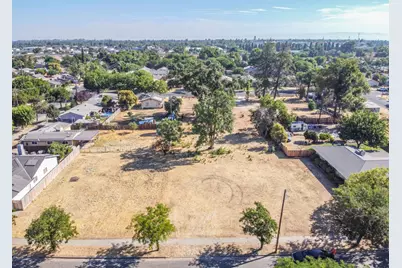 835 W 10th Street, Merced, CA 95341 - Photo 1