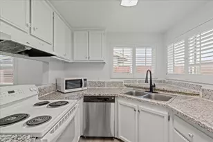 8272 Summer Falls Cir, Sacramento, CA 95828 - Photo 9