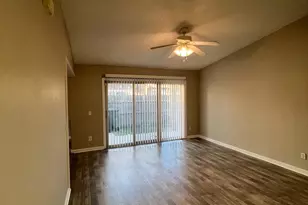 7956 Orchard Woods Cir, Sacramento, CA 95828 - Photo 7