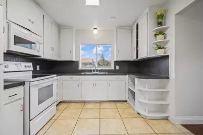 2075 W Monterey Avenue, Stockton, CA 95204 - Photo 7