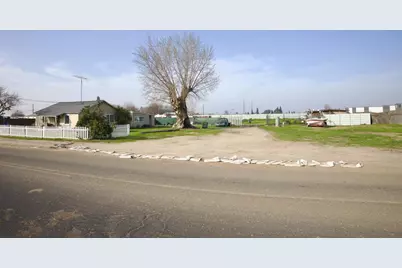 218 E Greenway Avenue, Turlock, CA 95380 - Photo 1