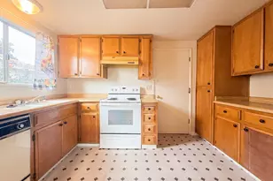 1118 Fallbrook Dr, Stockton, CA 95210 - Photo 11