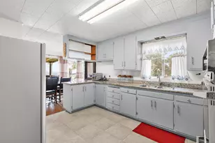 7565 Hillmont Dr, Oakland, CA 94605 - Photo 25