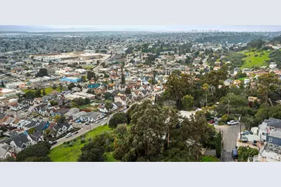 7565 Hillmont Drive, Oakland, CA 94605 - Photo 3