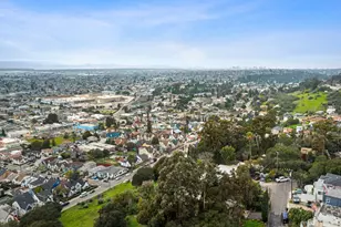 7565 Hillmont Dr, Oakland, CA 94605 - Photo 3