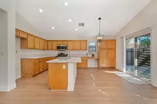 9052 Pembridge Dr, Elk Grove, CA 95624 - Photo 3