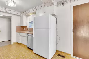 6829 Havenhurst Dr, Sacramento, CA 95831 - Photo 9