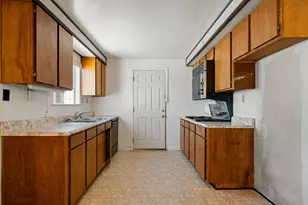 477 Lampasas Ave, Sacramento, CA 95815 - Photo 17