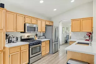 10044 Oglethorpe Way, Elk Grove, CA 95624 - Photo 9