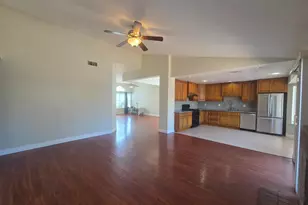 8212 Newbury Park Ct, Sacramento, CA 95828 - Photo 17