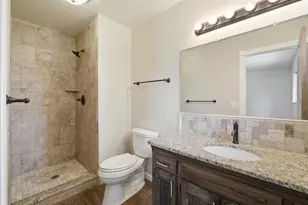 1218 W Evergreen Ct, Visalia, CA 93277 - Photo 33