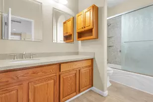 10085 Castle Oaks Ct, Sacramento, CA 95829 - Photo 17