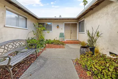7961 Phaeton Drive, Oakland, CA 94605 - Photo 27