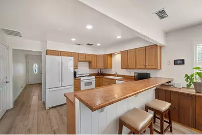 6039 McMahon Drive, Sacramento, CA 95824 - Photo 9