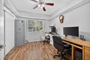 6906 Hollybrook Dr, Sacramento, CA 95823 - Photo 23