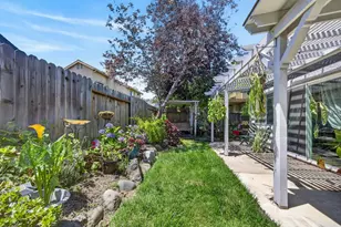 6906 Hollybrook Dr, Sacramento, CA 95823 - Photo 41