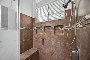 6906 Hollybrook Dr, Sacramento, CA 95823 - Photo 37